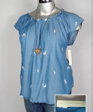 Blusa Lauren Conrad - Mezclilla Claro - Flores Blancas Bordadas · 38/40