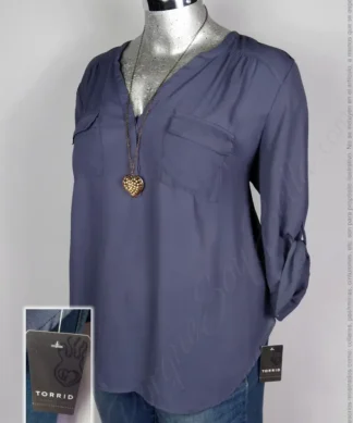 Blusa Torrid - Gris Oxford - Cuello En V Con Botones Ocultos · 38/40